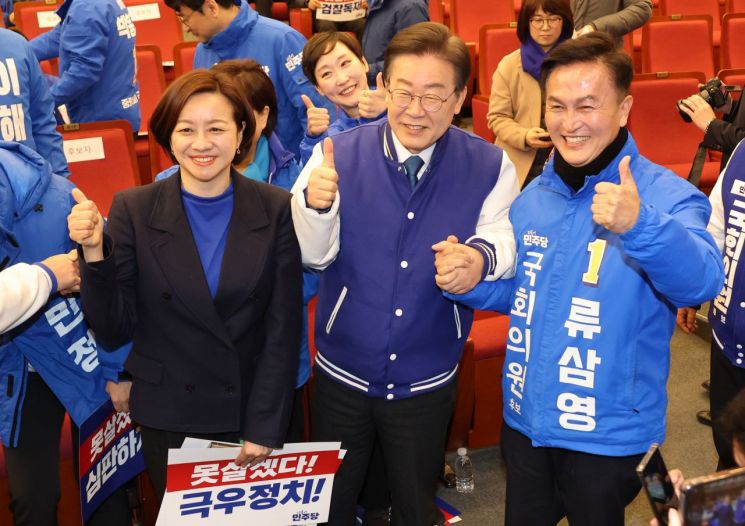 20일 국회에서 열린 더불어민주당 서울시당 선거대책위원회 출범식에서 이재명 대표가 류삼영, 조수진 후보 등과 기념촬영을 하고 있다. [이미지출처=연합뉴스]