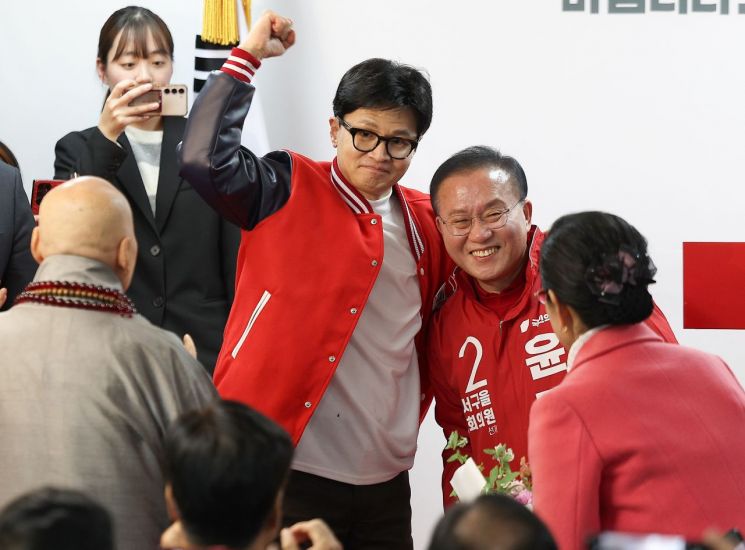 한동훈 국민의힘 총괄선대위원장이 21일 대구 달서구 윤재옥 대구 달서구을 후보 선거사무실 개소식을 찾아 윤재옥 공동선거대책위원장과 함께 인사하고 있다. 2024.3.21 [이미지출처=연합뉴스]