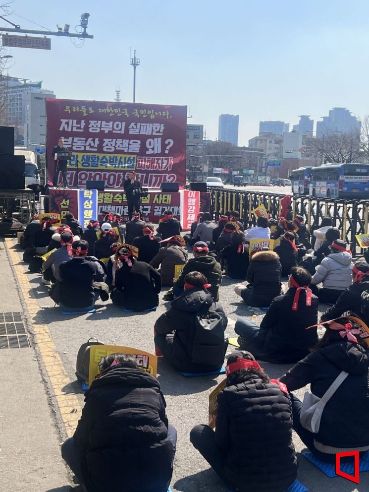 21일 전국레지던스연합회는 서울 용산구 삼각지 파출소 앞에서 생활형 숙박시설 대책 마련을 촉구하는 집회를 열었다.