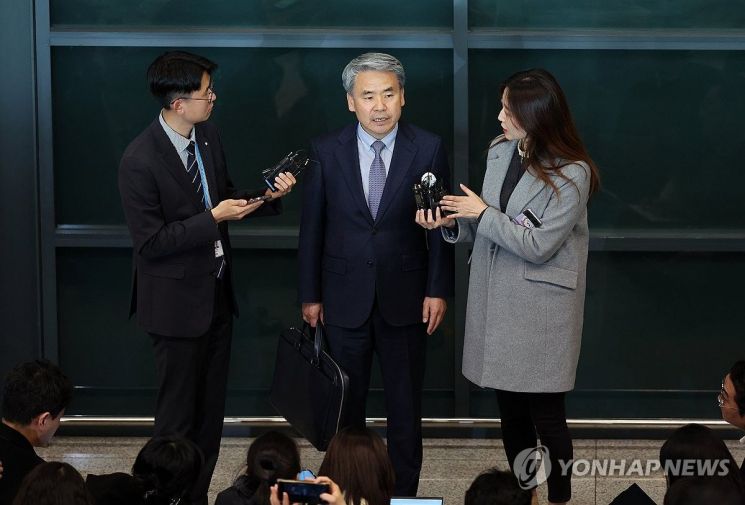 해병대 채모 상병 순직 사건 수사외압 의혹으로 수사를 받는 이종섭 주호주 대사가 21일 인천 영종도 인천국제공항 제1터미널을 통해 귀국해 취재진의 질문에 답하고 있다. [이미지출처=연합뉴스]