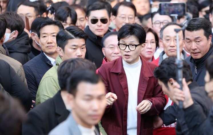 한동훈 국민의힘 총괄선대위원장이 21일 대구 중구 동성로를 방문해 시민들과 인사하고 있다. (사진출처=연합뉴스)