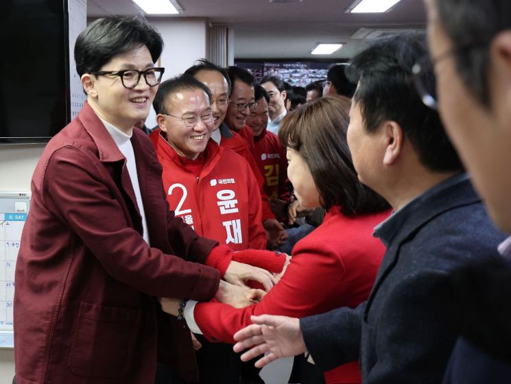 국민의힘 한동훈 총괄선대위원장이 21일 대구 중구 서문시장에서 상인들과의 간담회에 앞서 참석자들과 인사를 나누고 있다. (사진출처=연합뉴스)