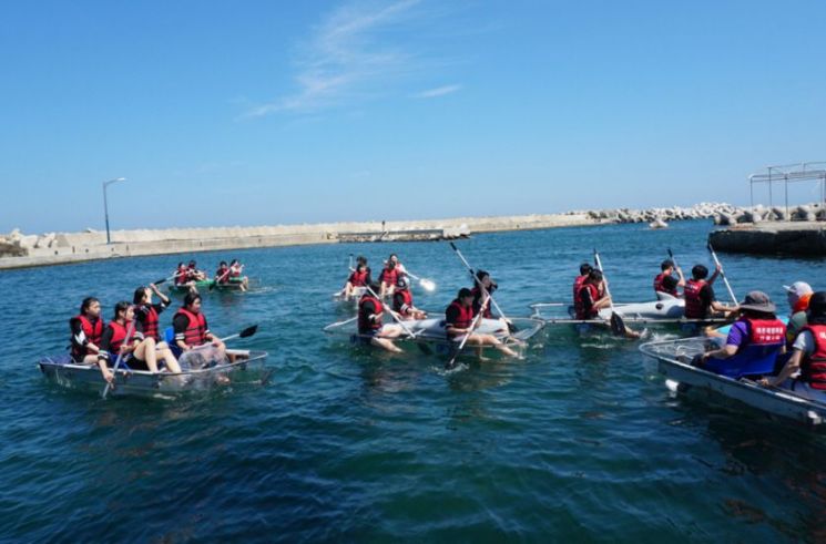 Changbau Fishing Village Experience and Recreation Village Transparent Canoe Experience.