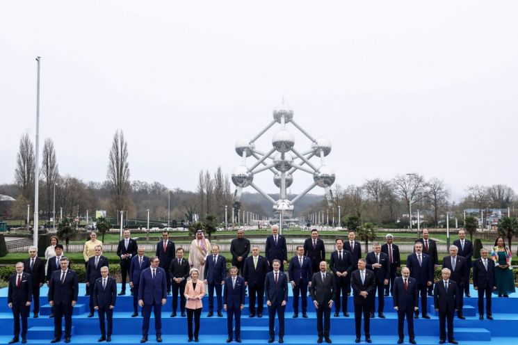 21일(현지시간) 벨기에 브뤼셀에서 열린 첫 '원자력정상회의'에 참석한 세계 각국 정상 및 대표들이 기념 사진을 촬영하고 있다. [이미지출처=AFP연합뉴스]