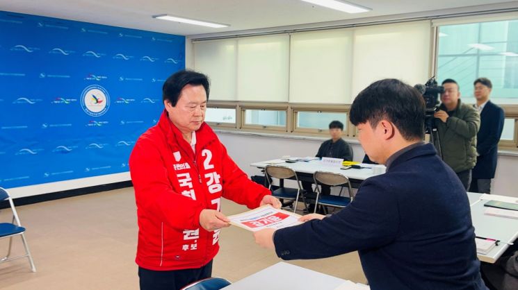 강기윤 국민의힘 경남 창원성산 국회의원 후보가 제22대 국회의원선거 후보 등록 신청서를 내고 있다. [사진제공=강기윤 후보 선거사무소]