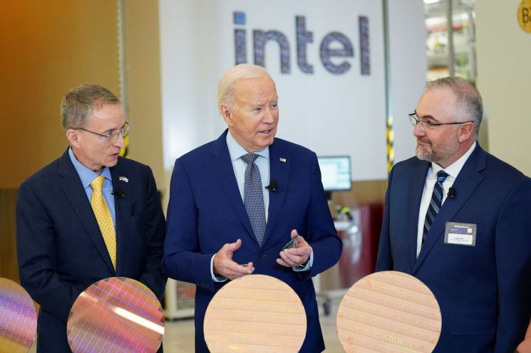 조 바이든 미국 대통령(가운데)이 지난 20일(현지시간) 미국 애리조나 인텔 캠퍼스에서 대화하고 있다. [이미지출처=로이터연합뉴스]