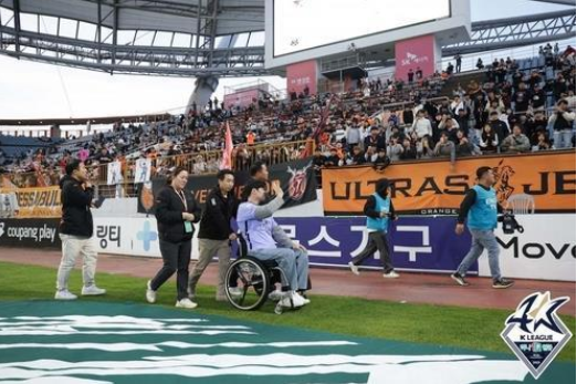 은퇴식에서 그라운드를 돌며 팬들에게 인사하는 유연수 선수. [이미지제공=한국프로축구연맹]