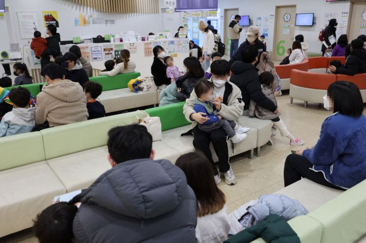 지난달 13일 오전 서울의 한 소아청소년과 병원을 찾은 어린이와 부모들이 진료를 기다리고 있다. [이미지출처=연합뉴스]