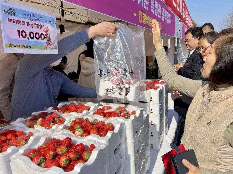 논산 딸기 축제장에서 관광객들이 딸기를 줄서서 구매하고 있다./논산시청