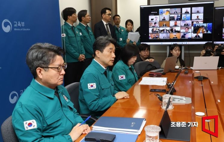 이주호 사회부총리 겸 교육부 장관이 22일 서울 종로구 정부서울청사에서 40개 의과대학 운영 대학총장들과 화상 간담회를 열고 의대정원 배분 후 의대학사운영 정상화를 당부하고 있다. 사진=조용준 기자 jun21@