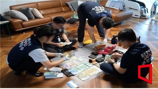 인천시 '오메가(Ω) 추적 징수반'이 고액 체납자의 가택을 수색하고 있다. [사진 제공=인천시]