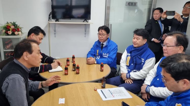 민주당 김부겸 상임공동선대위원장이 22일 천안중앙시장을 찾아 지역 후보들에 대한 지지를 호소했다.