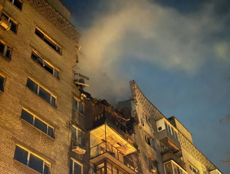 러시아의 드론 공격으로 부서진 우크라이나 드니프로의 아파트 [이미지출처=연합뉴스]