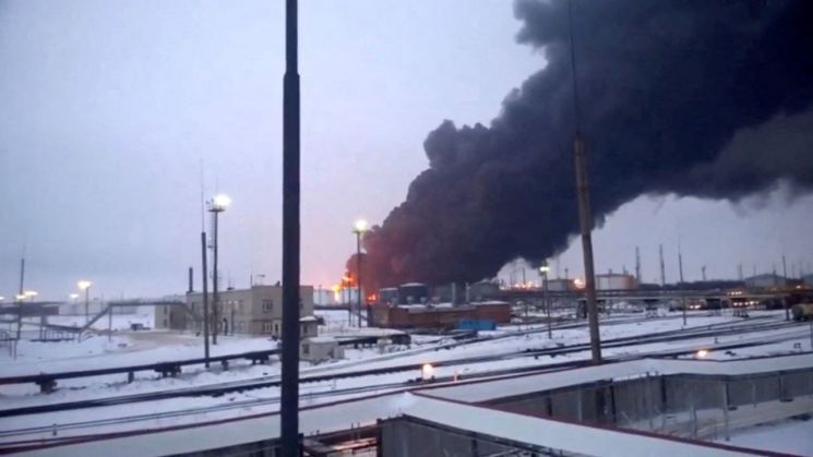 우크라이나 드론 공격을 받은 러시아 랴잔의 정유공장에서 불이 나는 모습.[사진출처=로이터연합뉴스]