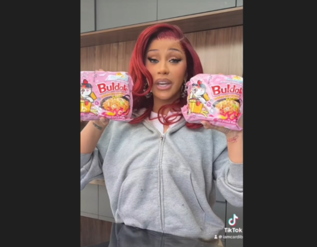 래퍼 카디비(Cardi B)가 삼양식품의 까르보 불닭볶음면을 먹어보는 영상을 틱톡에 올렸다. [사진출처 = 틱톡 캡처]