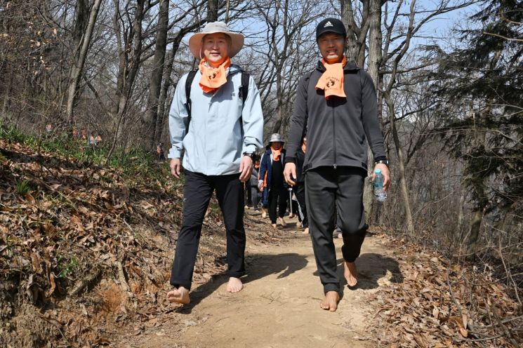 [포토] 김이강 광주 서구청장, 주민과 함께 맨발걷기