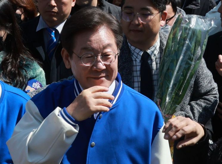 더불어민주당 이재명 대표가 23일 경기 포천시 소흘읍을 찾아 시민들에 인사하고 있다. [이미지출처=연합뉴스]