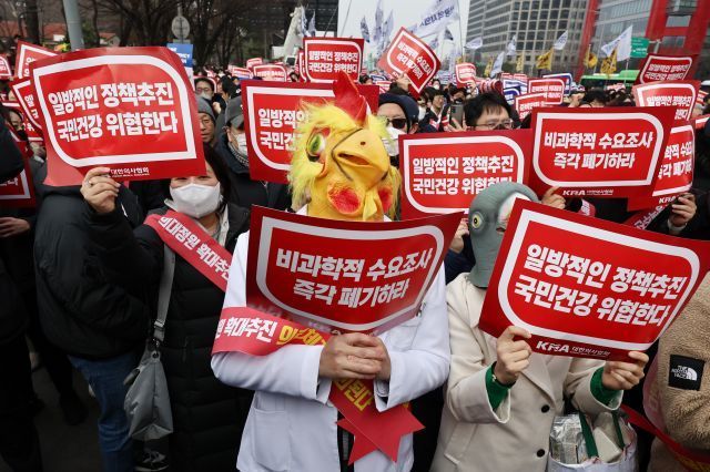 3일 오후 서울 여의도공원 옆 여의대로 인근에서 열린 의대정원 증원 및 필수의료 패키지 저지를 위한 전국의사 총궐기대회에서 참석자들이 의료 탄압 중단 등을 촉구하는 내용의 구호를 외치고 있다. [사진출처=연합뉴스]