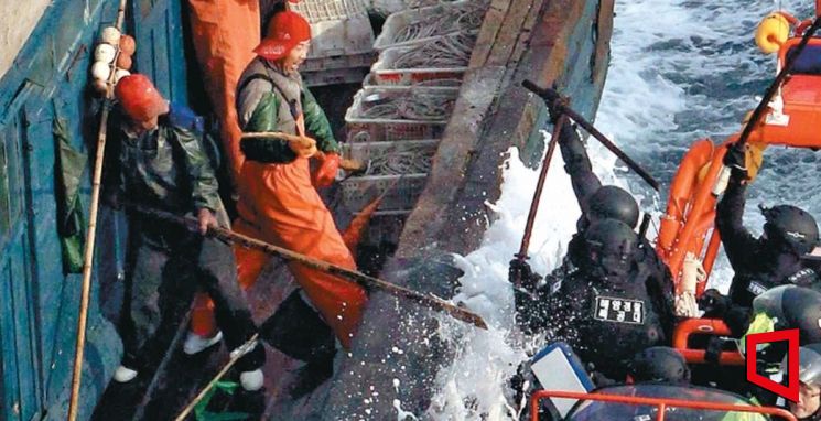 서해 북방한계선(NLL) 인근 해상에서 불법조업 중인 중국어선의 선원들이 단속에 나선 해경 대원들에게 쇠 파이프와 갈고리 등 흉기를 휘두르며 저항하고 있다. [사진 제공=해양경찰청]
