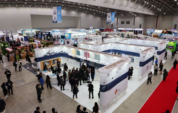 16일 인천시 연수구 송도컨벤시아에서 열린 '한국 마이스 박람회(KOREA MICE EXPO 2023)'를 찾은 국내외 바이어들이 마이스 산업 홍보부스를 돌아보고 있다. [이미지출처=연합뉴스]