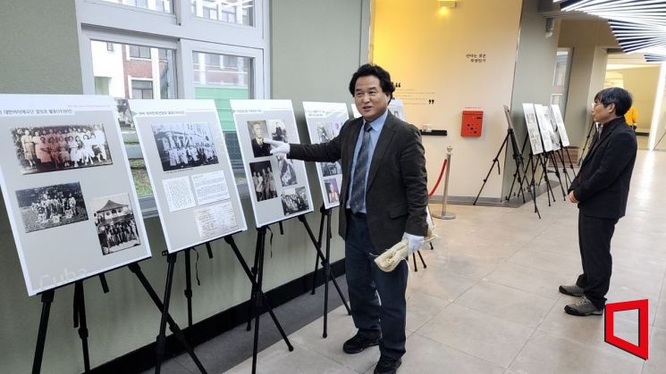 Professor Kim Jaegi of Chonnam National University is explaining the photos to attendees at the "103rd Anniversary Photo Exhibition of the Cuban Korean Diaspora Supporting the Gwangju Student Independence Movement" held at Yunsangwon Hall, Chonnam National University. <br>[Photo by Jinhyung Park]