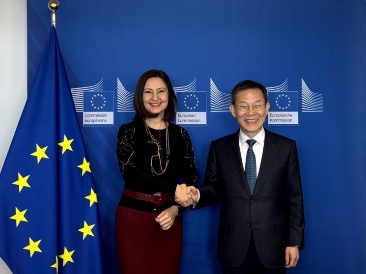 欧盟委员会研究与创新总司委员Iliana Ivanova与科学技术信息通信部部长Lee Jongho在25日宣布韩国加入“地平线欧洲”谈判结束后合影留念。 科学技术信息通信部供图。