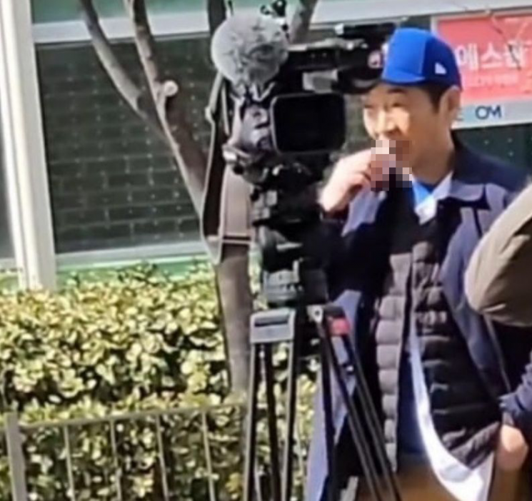 서울 고척스카이돔에서 취재 중 금연구역에서 전자담배를 피우고 있는 일본 아나운서 미야네 세이지의 모습[이미지출처=엑스 (옛 트위터) 캡처]