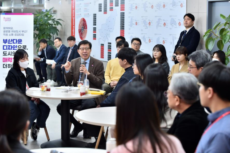 ‘소통·공감 타임’ 업무의 고충과 건의 사항 등에 대해 솔직한 의견을 나누는 박형준 부산시장.