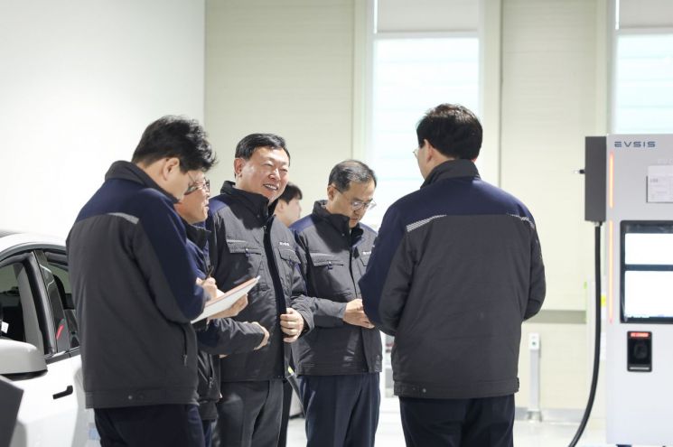 신동빈, 이브이시스 청주 공장 방문 "전기차 충전기 사업 강화"