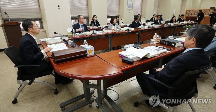 이상원 대법원 양형위원장(왼쪽)이 25일 오후 서울 서초구 대법원에서 열린 제130차 양형위원회에서 발언하고 있다.