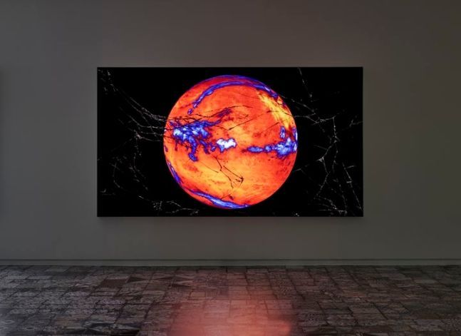 Untitled (It’s only 4 degrees), 2018 Industrial frameless LED lightbox with pearl vinyl digital print, 277×156×10 cm? Claire Fontaine, Photo Aur?lien Mole [사진제공 = 에르메스재단]