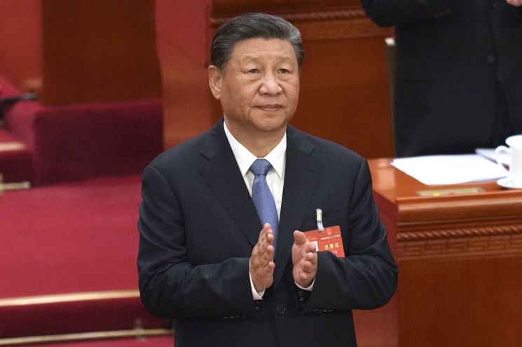 시진핑 중국 국가주석이 지난달 8일 베이징 인민대회당에서 열린 전국인민대표대회(전인대) 2차 전체회의에 참석해 박수를 치고 있다. [이미지출처=연합뉴스]