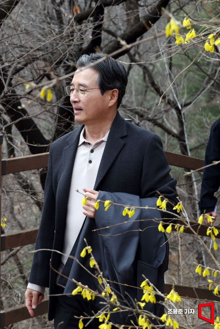 [만보정담]기재부, 블록체인, 호남…김용범을 말하다