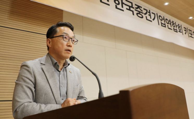 이호준 한국중견기업연합회 상근부회장이 26일 ‘2024년 제1차 키포인트 세미나’에서 개회사를 하고 있다.