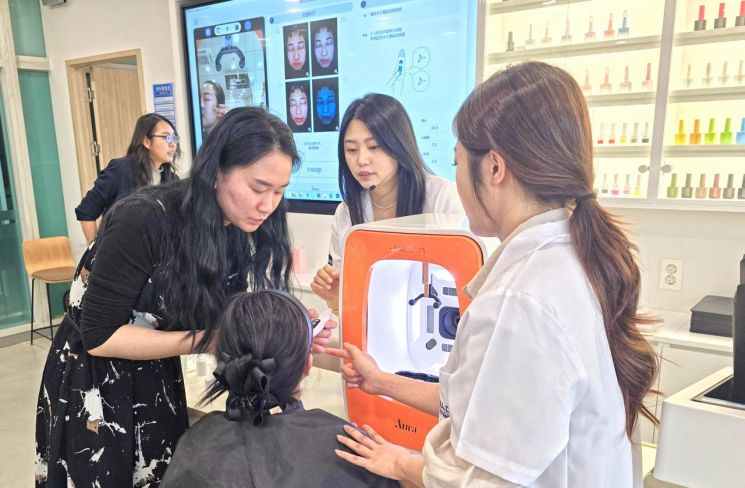 대구 영진전문대학교 뷰티융합과 실습실에서 ‘K-의료뷰티’ 연수에 참여 중인 중국 피부미용숍 관계자들이 수업받고 있다.