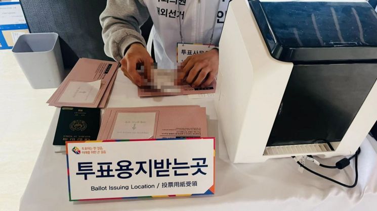 [르포]재외국민 투표 첫 날…"네이멍구서 베이징까지 왔어요"