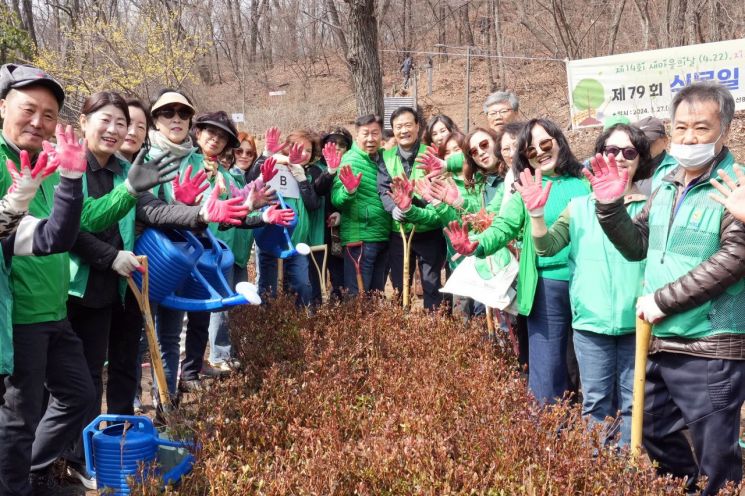성북구, 북한산 자락 산수유·연산홍 등 3350여주 나무심어