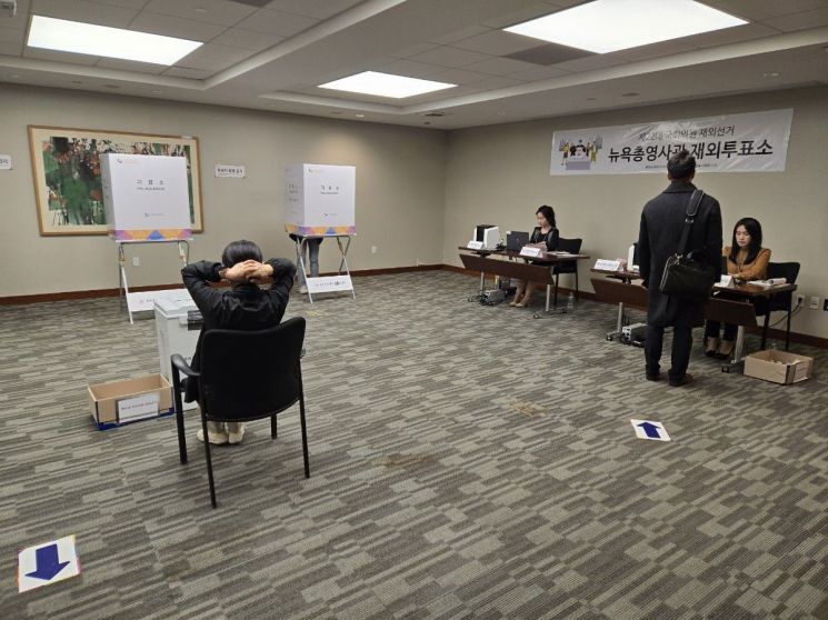 제22대 국회의원선거 재외국민 투표가 시작된 27일(현지시간) 미국 주 뉴욕 대한민국 총영사관에 마련된 투표소에서 재외국민들이 투표를 하고 있다. 뉴욕=권해영 특파원
