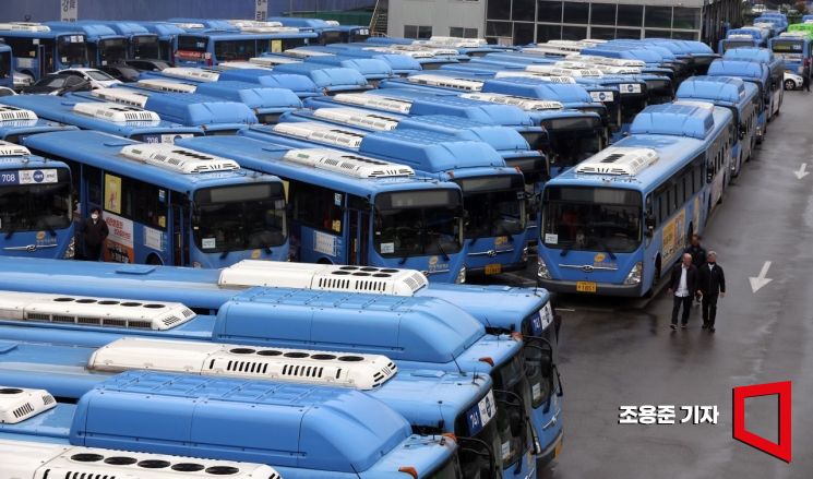 서울시내버스 노조가 12년만에 총파업에 돌입한 28일 서울 은평구의 한 버스차고지에 버스들이 주차돼 있다. 사진=조용준 기자 jun21@