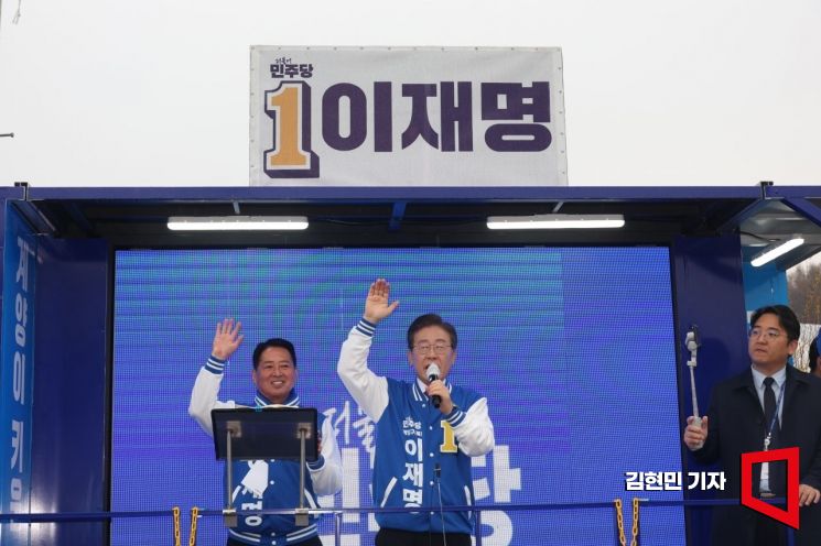 이재명 더불어민주당 대표가 28일 인천 계양역 인근에서 유세차에 올라타 선거 유세를 하고 있다.사진=김현민 기자 kimhyun81@