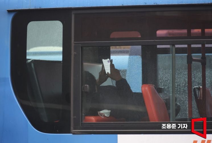 서울시내버스 노조가 12년만에 총파업에 돌입한 28일 서울 은평구의 한 버스차고지에 주차된 버스안에서 기사가 버스파업관련 글을 보고 있다. 사진=조용준 기자 jun21@