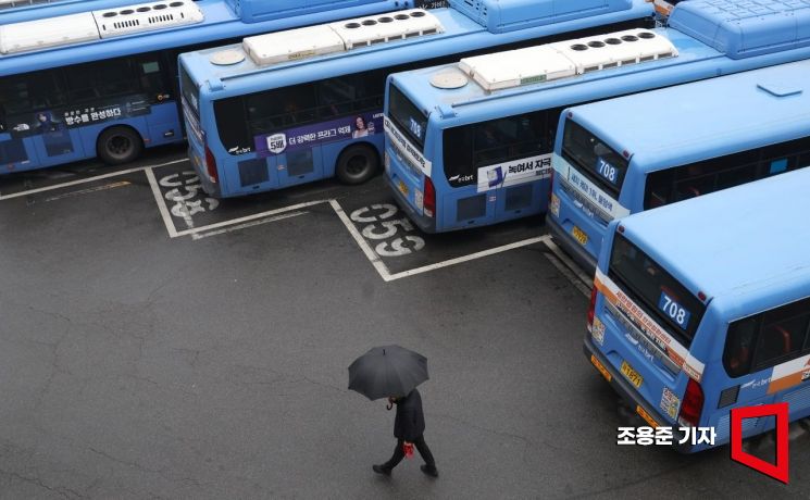 서울시내버스 노조가 12년만에 총파업에 돌입한 28일 서울 은평구의 한 버스차고지에 버스들이 주차돼있다. 사진=조용준 기자 jun21@