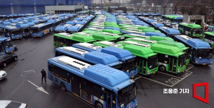 서울시내버스 노조가 12년만에 총파업에 돌입한 28일 서울 은평구의 한 버스차고지에 버스들이 주차돼있다. 사진=조용준 기자 jun21@