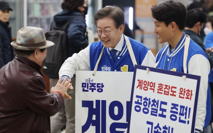 인천 계양을에 출마하는 더불어민주당 이재명 대표가 28일 계양역에서 출근 인사를 하고 있다. [이미지출처=연합뉴스]