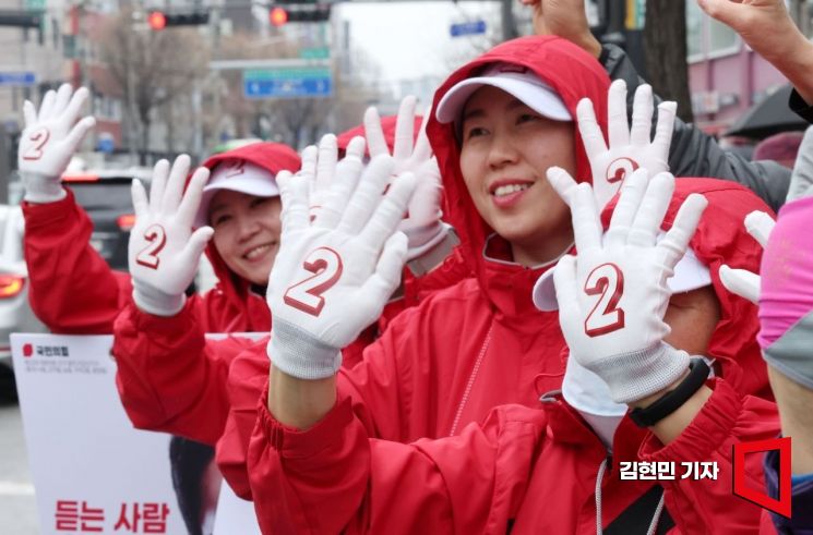 4·10총선 공식 선거운동이 시작된 28일 서울 광진구 신성시장에서 국민의힘 선거운동원들이 지지를 호소하고 있다. 사진=김현민 기자 kimhyun81@