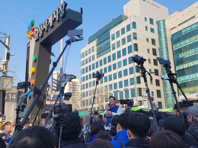 이재명 더불어민주당 대표는 지난 13일 서울 동작구 남성사계시장에 방문했다. 아스팔트 유튜버들은 이 대표를 둘러싸고 촬영을 진행하고 응원 구호를 외쳤다. /사진=공병선 기자 mydillon@