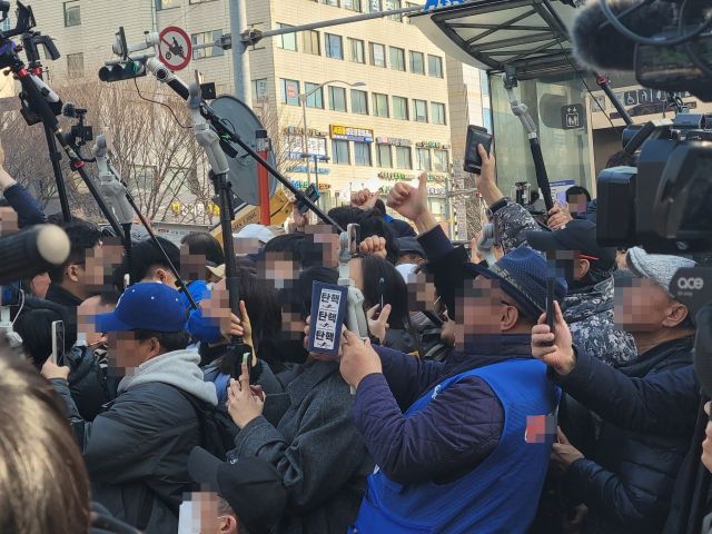 지난 13일 서울 동작구 남성사계시장에서 이재명 더불어민주당 대표를 지지하는 아스팔트 유튜버들이 구호를 외치면서 응원전을 펼치고 있다. /사진=공병선 기자 mydillon@