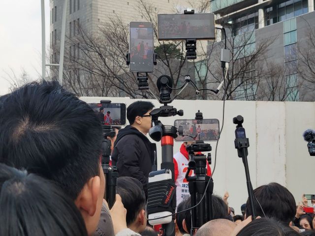 지난 12일 한동훈 국민의힘 비상대책위원장이 서울 영등포구에서 유세를 하고 있다. 아스팔트 유튜버에 둘러싸여 한 위원장의 얼굴이 보이지 않았다. /사진=공병선 기자 mydillon@