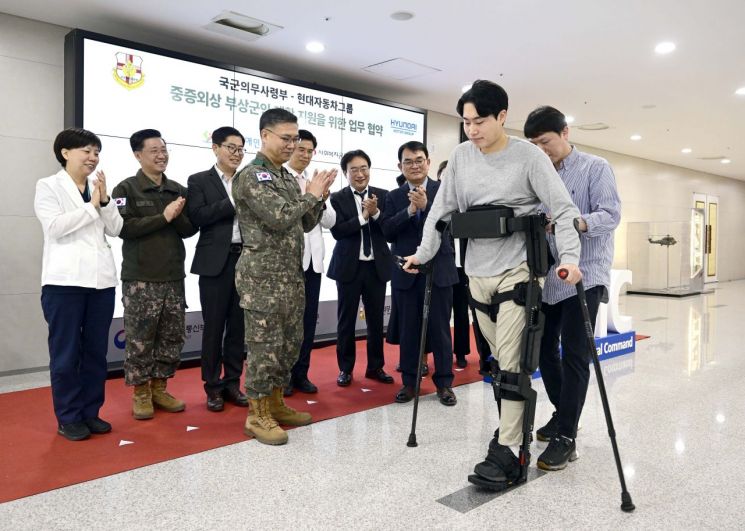 부상 군인 재활에 현대차 의료로봇 돕는다