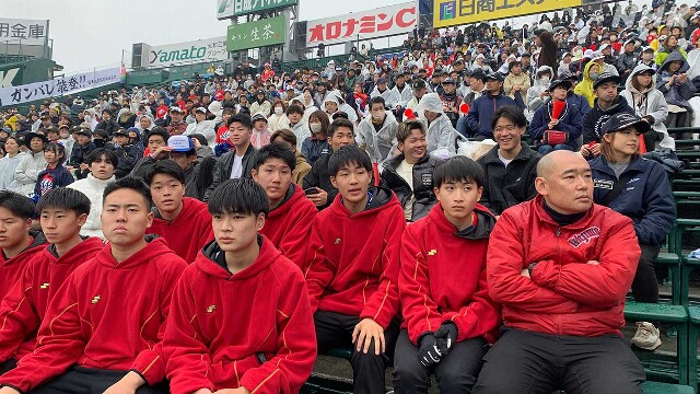일본항공고 경기를 보러 온 관중들. 맨 앞줄에는 출전을 설득한 와지마시 고등학교 야구부와 감독이 앉아있다.(사진출처=NHK)